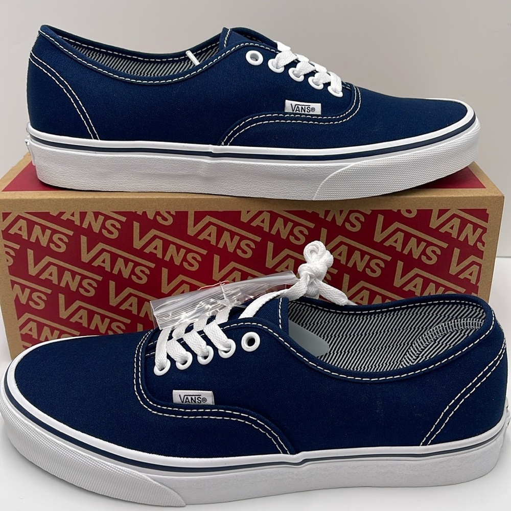 Vans • WMNS Authentic (Angstrplng) Dress Blue/True White
VN000EE332D
Sneakers - Picture 2 of 16